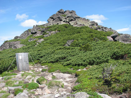 前天狗岳、山頂には登れません。ここに携帯トイレ用の建物があります