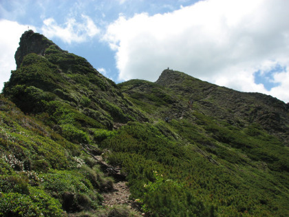 山頂付近から切り立った岩が幾つも見られます。