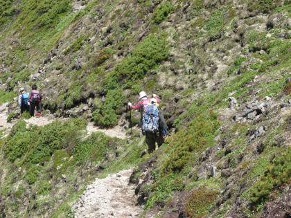 山頂から降りる登山者