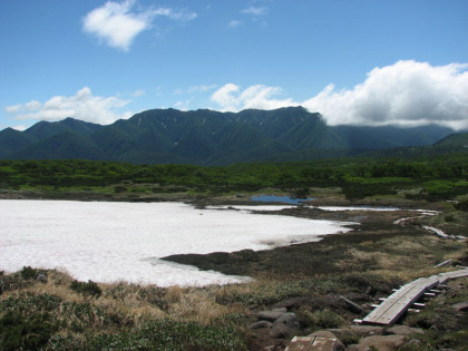 振り返り石狩連峰を望みます。この時期はまだ残雪が多く残っています。