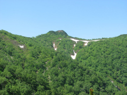 これから登る天狗岳の頂が見えます。