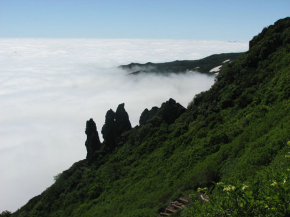 雲上のマネキ岩