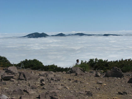 黒岳山頂から見た雲海に頂を浮かべるニセイカウシュッペ山（左）と平山連山（右）