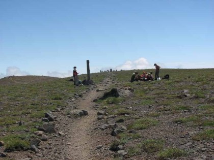 間宮岳山頂、向こうには間宮岳分岐で休む多数の登山者が見えます