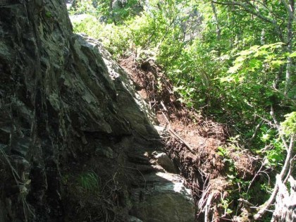 岩場の横の崩れかけた小径。岩を抱くように進みます。危険と言うほどの箇所はありませんが、気を許すと転落する場所が数カ所あります。