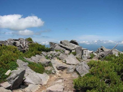 比麻良山の山頂、木製の標識が岩に打ち付けられています