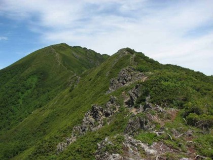 まだ半分の行程です、ここから武利岳へ続く稜線を見ます、いくつものピークを越えて行きます