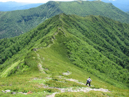 登ってきた稜線を振り返ります、この縦走路で唯一であった登山者と挨拶を交わした直後です