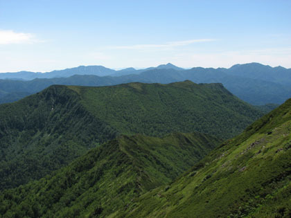 武利岳の頂から見た、今登ってきた尾根と武華山（右）と前ムカ（左）