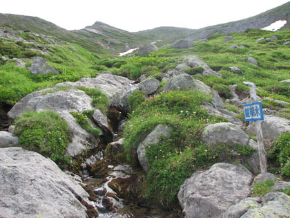銀明水の水汲み場から見た永山岳