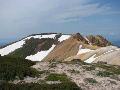 比布岳の頂から見た安足間岳と歩いてきた稜線の道