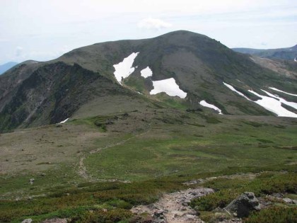 北鎮岳へコルを下って行きます、左が鋸岳