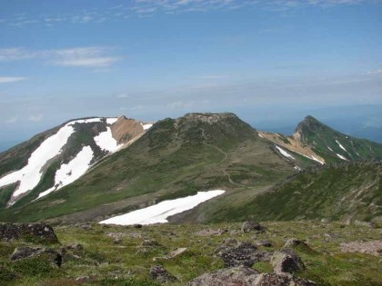 北鎮岳から見た景観、左から安足間岳、中央が比布岳、右端が愛別岳、手前右端に鋸岳の稜線が見えます