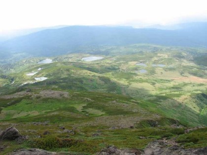 当麻岳の稜線の終わりから下を見ると沼ノ平が見えます