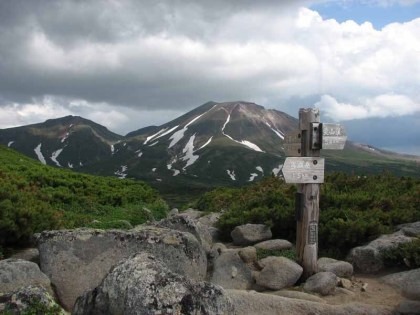 当麻乗越の分岐、奥には旭岳が見えます