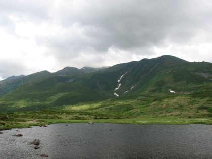 池塘越しに見た永山岳（左）と当麻岳（右）、折悪しく雲がかかってきました