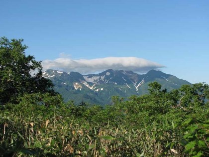 木陰から表大雪の山並みが見えました、この時間はまだ晴れていました