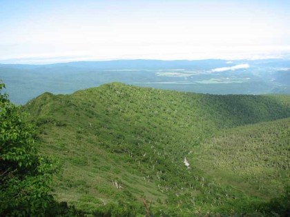 登ってきた尾根を振り返ります