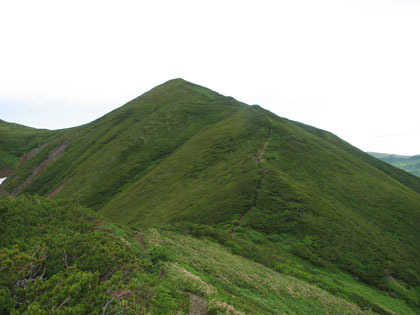 山頂手前のピーク、このピークの向かって左側の中腹を通ります