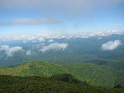 山頂から見た東側の方角、雲で武利岳などが見えないのが残念です
