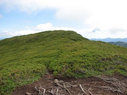 山頂から見た山頂より高い丘