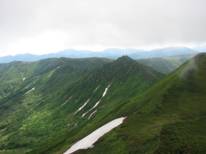 縦走路のある稜線とその先の比麻良山、左には文蔵岳が見えます