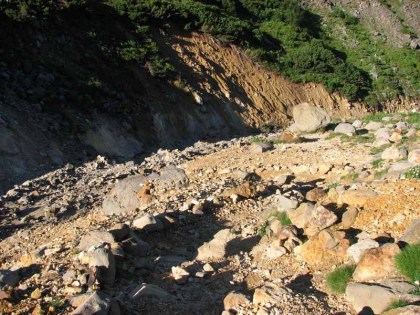 枯れ沢（ヌッカクシ富良野川）を渡ります