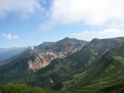 富良野岳の頂から見た十勝岳
