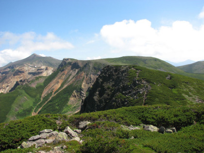 十勝岳を借景とした三峰山