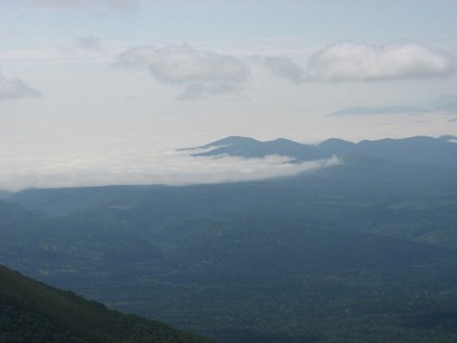 十勝平野は厚い雲に覆われていました、山の頂が雲海に浮かぶ島に見えます