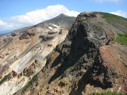 上ホロカメットク山（手前）と十勝岳（奥）