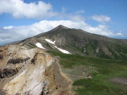 上ホロカメットク避難小屋、十勝岳を借景とした姿