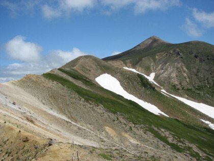上ホロカメットク山から十勝岳までは荒涼とした砂礫の尾根を歩きます