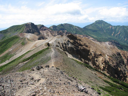 上ホロカメットク山からの道を振り返ります、背景には富良野岳が見えます