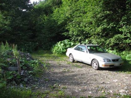 登山道の入口の駐車場、西クマネシリ岳の小さな標識があります、ここから先への荒れた道ですが車道が通っています