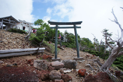 山頂の手前にある鳥居