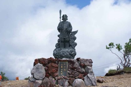 平成に立てられた二荒山大神の銅像、あと１００年もすると神さびて来るでしょう