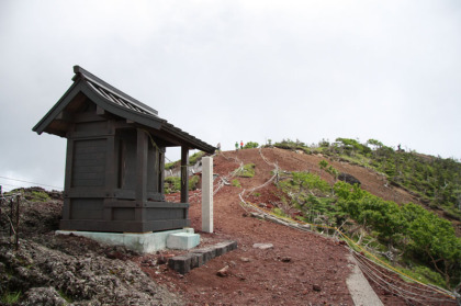 奥の宮から山頂の方角を見たところです