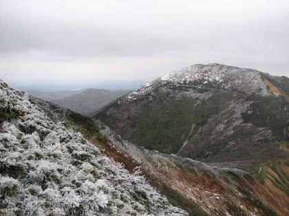 前天塩岳へ伸びる稜線と前天塩岳