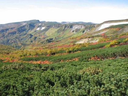 岩場にとりついた当たりから平ヶ岳と忠別岳の方角を見たところです。緑と赤とオレンジのコントラストがすてきでした