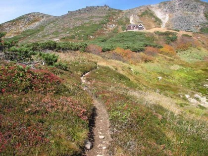 白雲避難小屋、小屋の裏手にはキャンプサイトもありました。この辺りから小屋までの道がとても分かりづらく、濃霧などですと道に迷うかもしれません