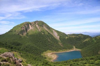 前白根山から五色沼越しに奥白根山を一望できます。奥白根山を見るには一番美しい場所かもしれません