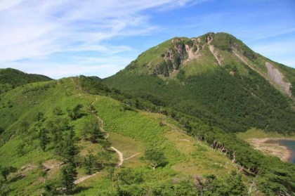 前白根山から奥白根山への登山道が延びています