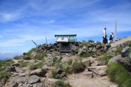 山頂の手前の社、登山の無事を祈願しました