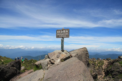 奥白根山の頂き。写真を撮る人が多く、人が写らない順番を１５分ほど待ちました