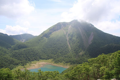 五色山の頂きから見た五色沼と奥白根山