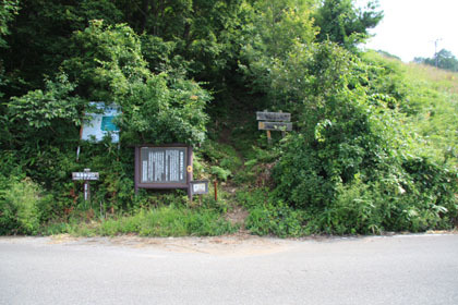 猪苗代スキー場にある登山口、道路を挟んで駐車場があります