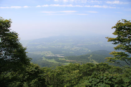 登山道を振り返ると、猪苗代湖と会津の盆地を一望できます。でも霞がかかっているので景観を楽しむと言うほどではありません