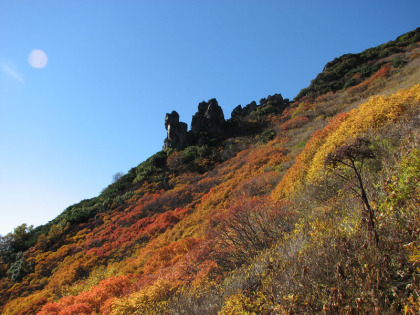 紅葉に彩られたマネキ岩