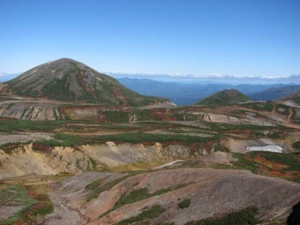 稜線に出てから、御鉢平越しに凌雲岳（中央）と桂月岳（右）を見たところです